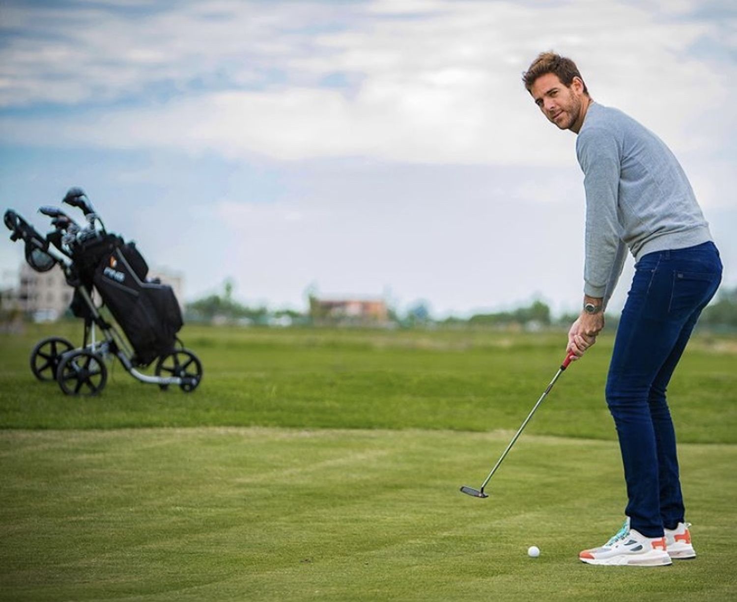 A días del encuentro frente a Federer, Del Potro practica su puntería en el golf