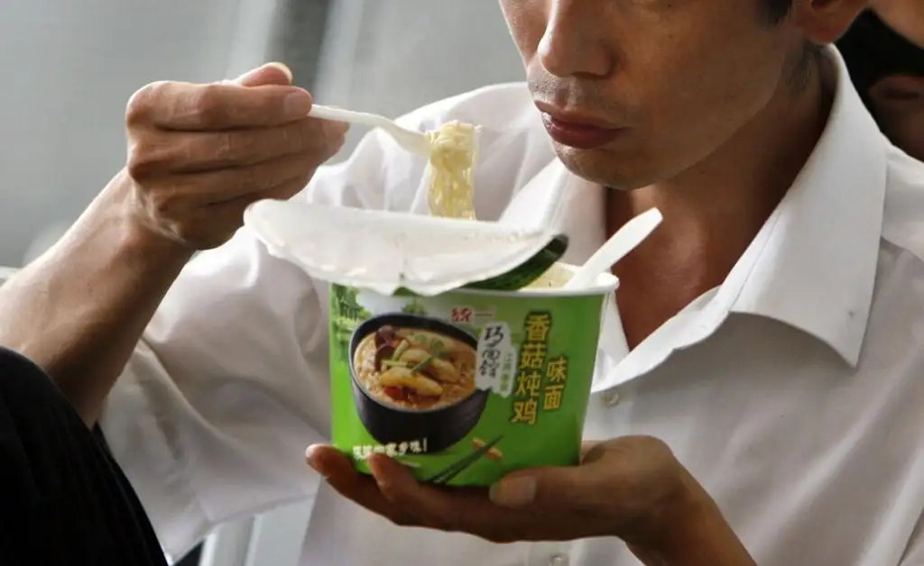 Crean un empaque para fideos instantáneos que se convierte en salsa