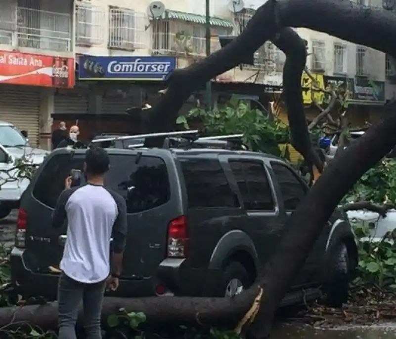 Fuerte lluvia causa estragos y destrozos en la Gran Caracas
