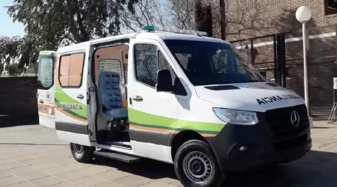 Una adolescente sufrió una grave fractura en un violento choque: el automovilista la abandonó