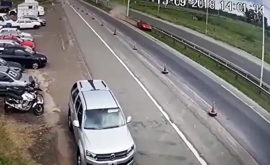 VIDEO: Un auto a 170 km/h choca el guardarrail a la altura de Gualeguaychú