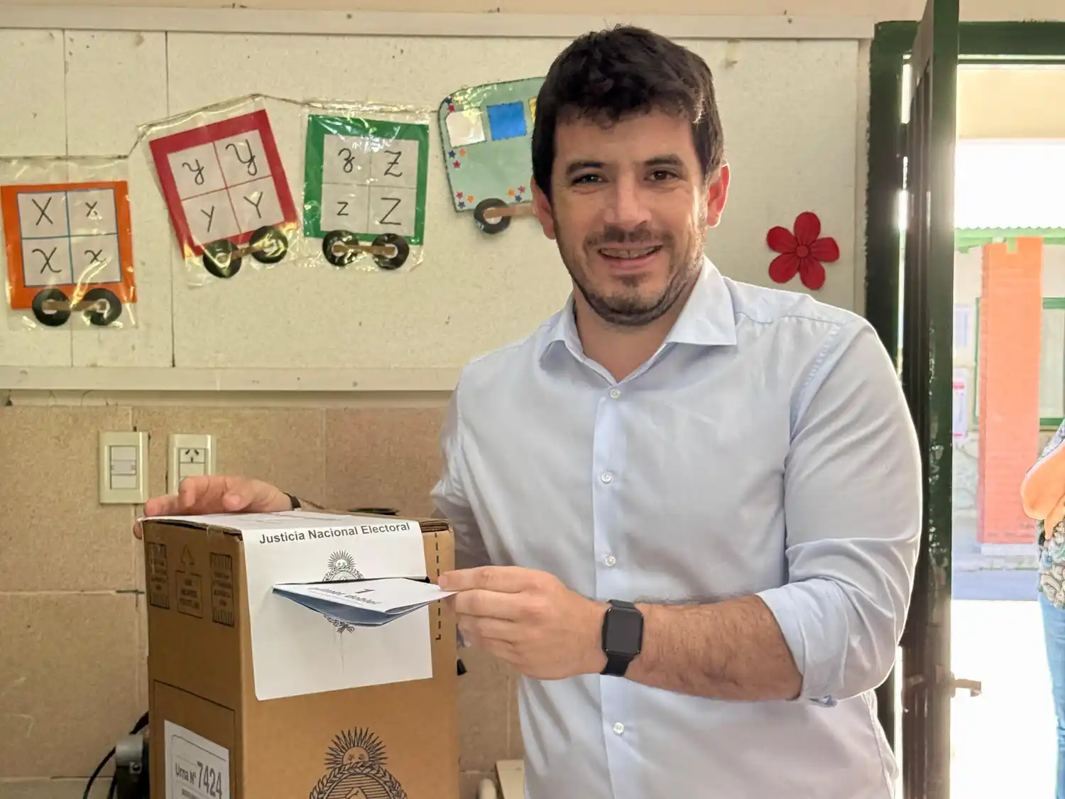 El intendente en el momento de la votación.