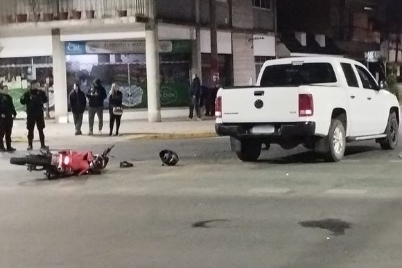 Dos heridos tras un choque entre una moto y una camioneta conducida por un hombre alcoholizado en zona sur