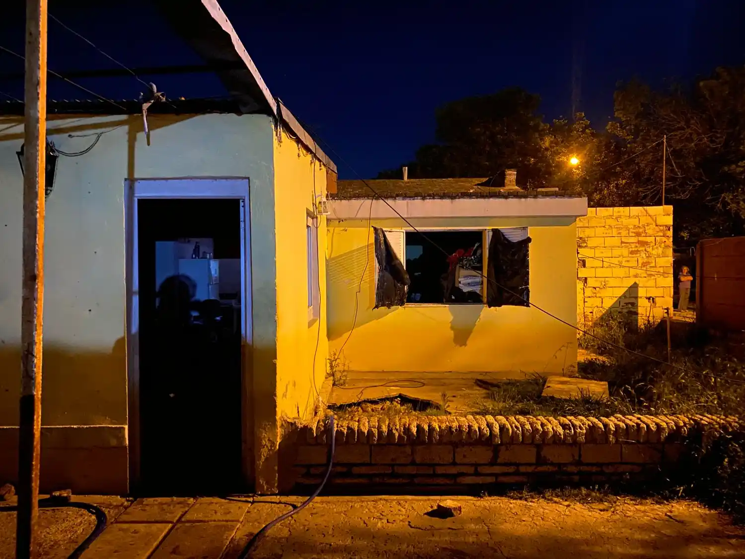 Los bomberos procedieron a ventilar el lugar.