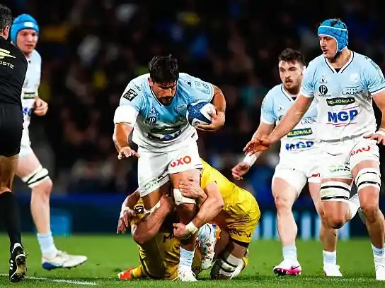 Bruni fue expulsado por primera vez en Francia.