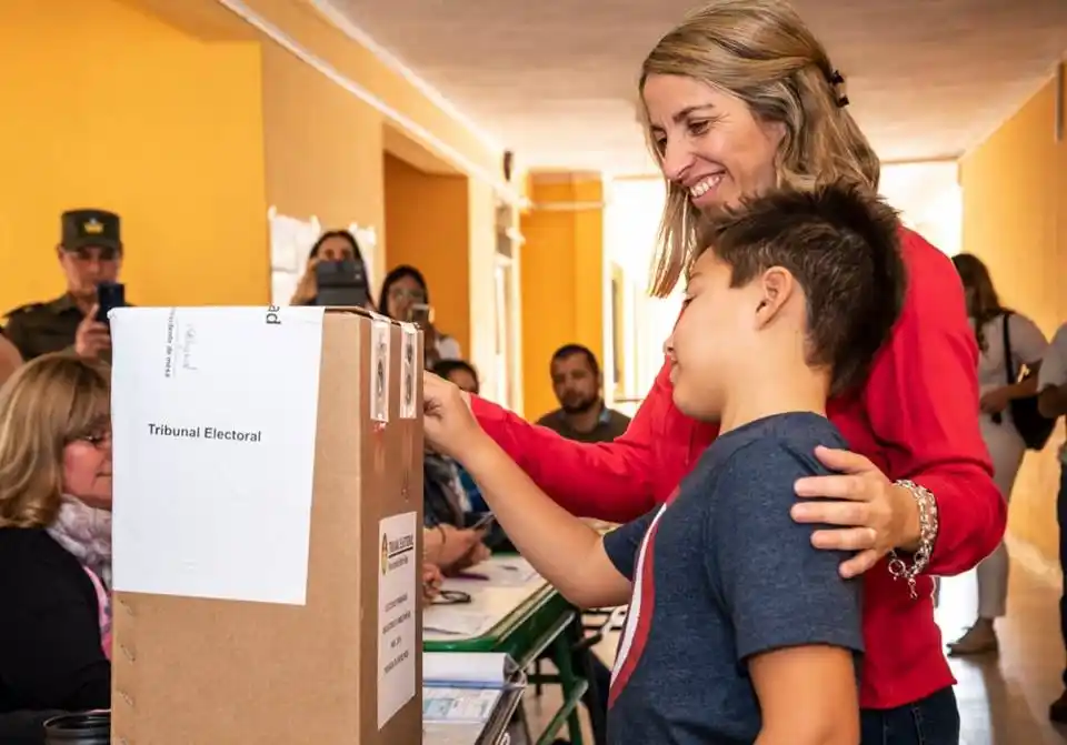 Stratta votó en Victoria y destacó la reafirmación del compromiso con la democracia