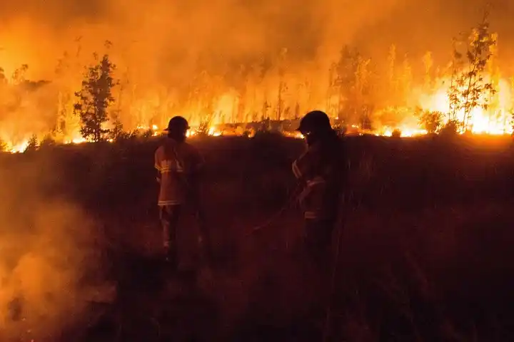 Chile sigue en alerta por incendios que han causado tres muertos