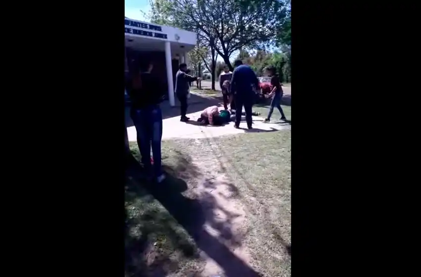 Dos madres se pelearon en la puerta de un jardín