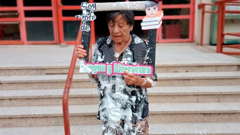 Se recibió de Profesora a los 80 años: fue abanderada y tuvo asistencia perfecta