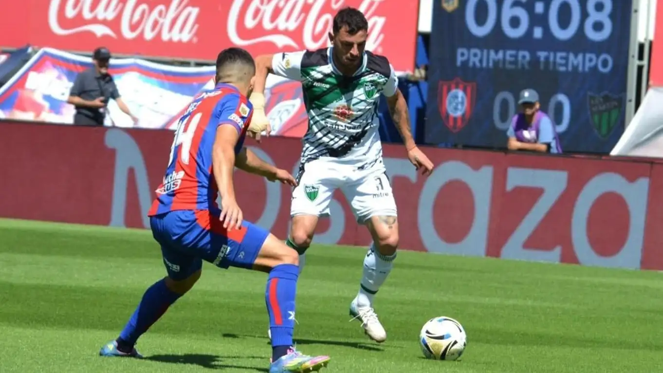 Tijanovich busca el espacio frente a López.