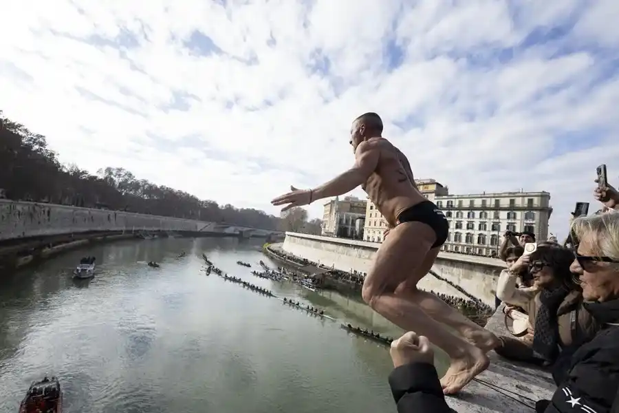 Una persona salta desde el puente Cavour al río Tíber. EFE