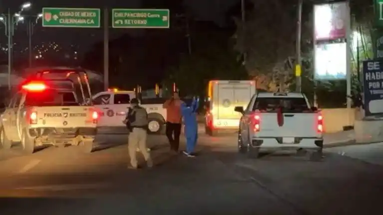 La policía custodia la camioneta donde fueron hallados 11 cuerpos