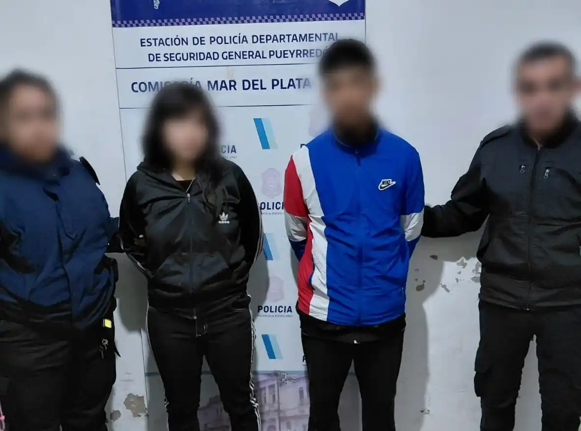 Uno de los jóvenes entregó voluntariamente una bolsa con una sustancia vegetal similar a marihuana.