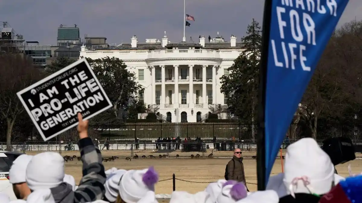 Trump ordenó cortar uso de fondos federales que financien o promuevan abortos electivos