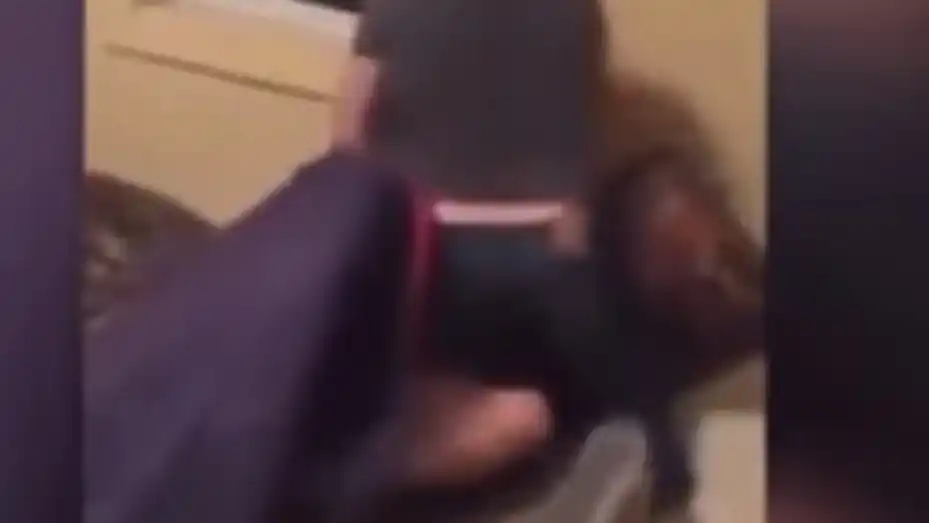 Tremendo Video: Sorprendió a su mujer infiel y le dio una paliza al amante