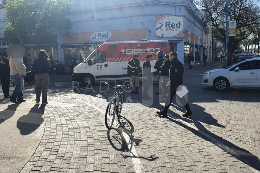Tránsito interrumpido en microcentro: un auto impactó a una ciclista