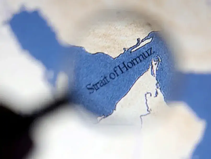 Una ilustración con un mapa que muestra el estrecho de Ormuz e Irán, tomada el 22 de junio de 2025,. REUTERS/Dado Ruvic/Ilustración