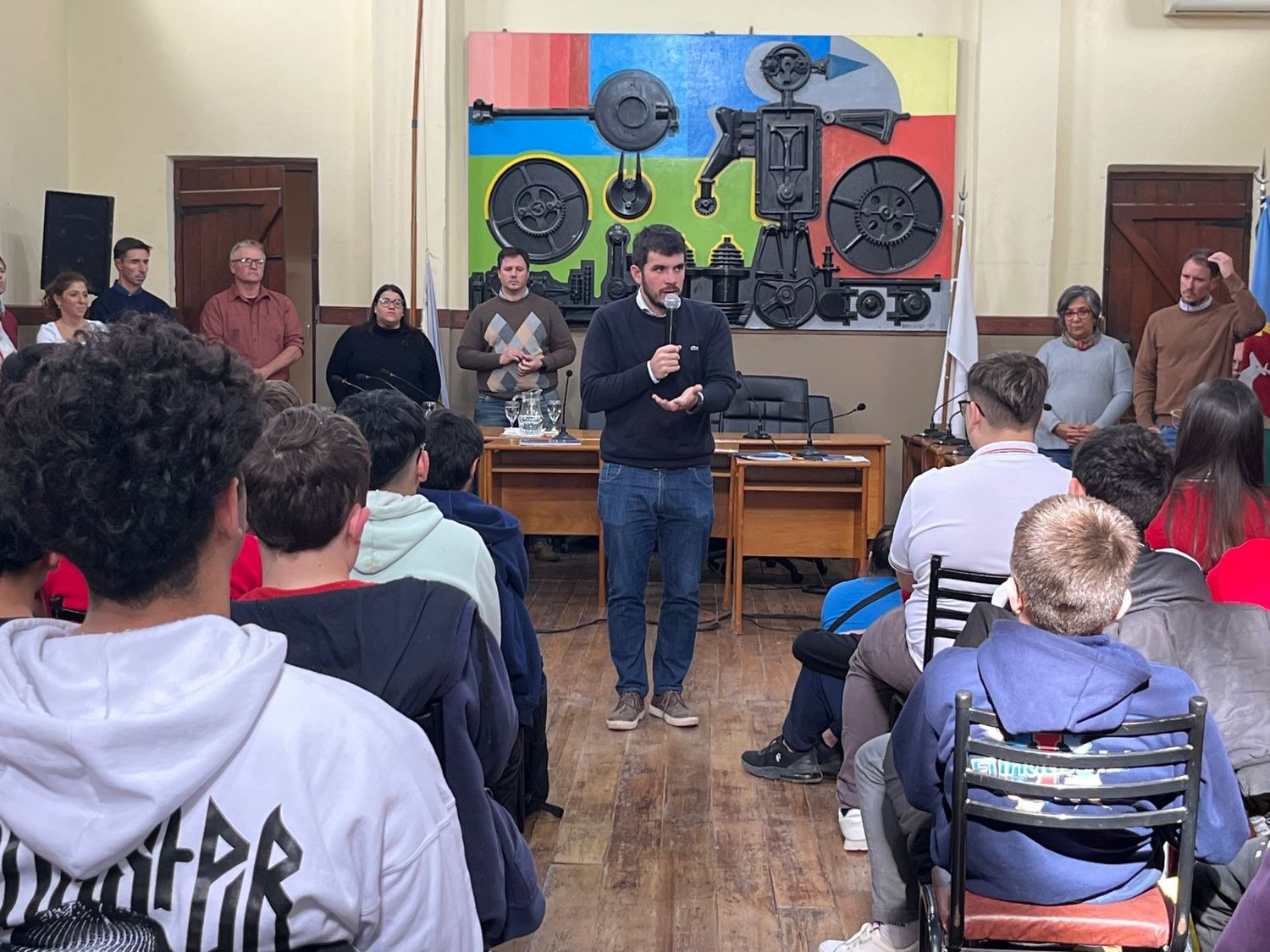 El intendente Leonel Chiarella en el concejo junto a los alumnos que formaron parte de la actividad.