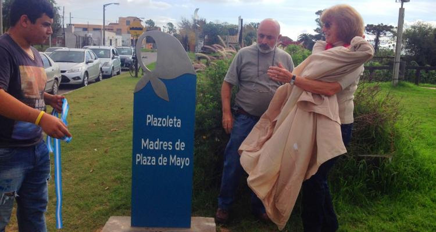 Presentaron el nuevo cartel de señalización de la Plaza de las Madres