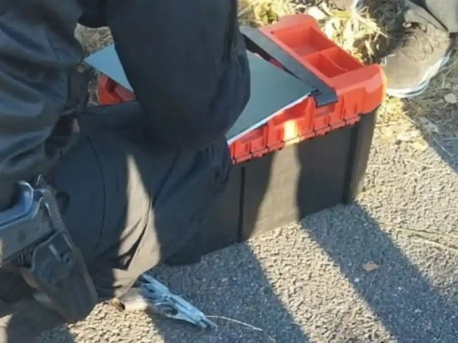 camioneta volcada en arroyo seco con sangre adentro 3