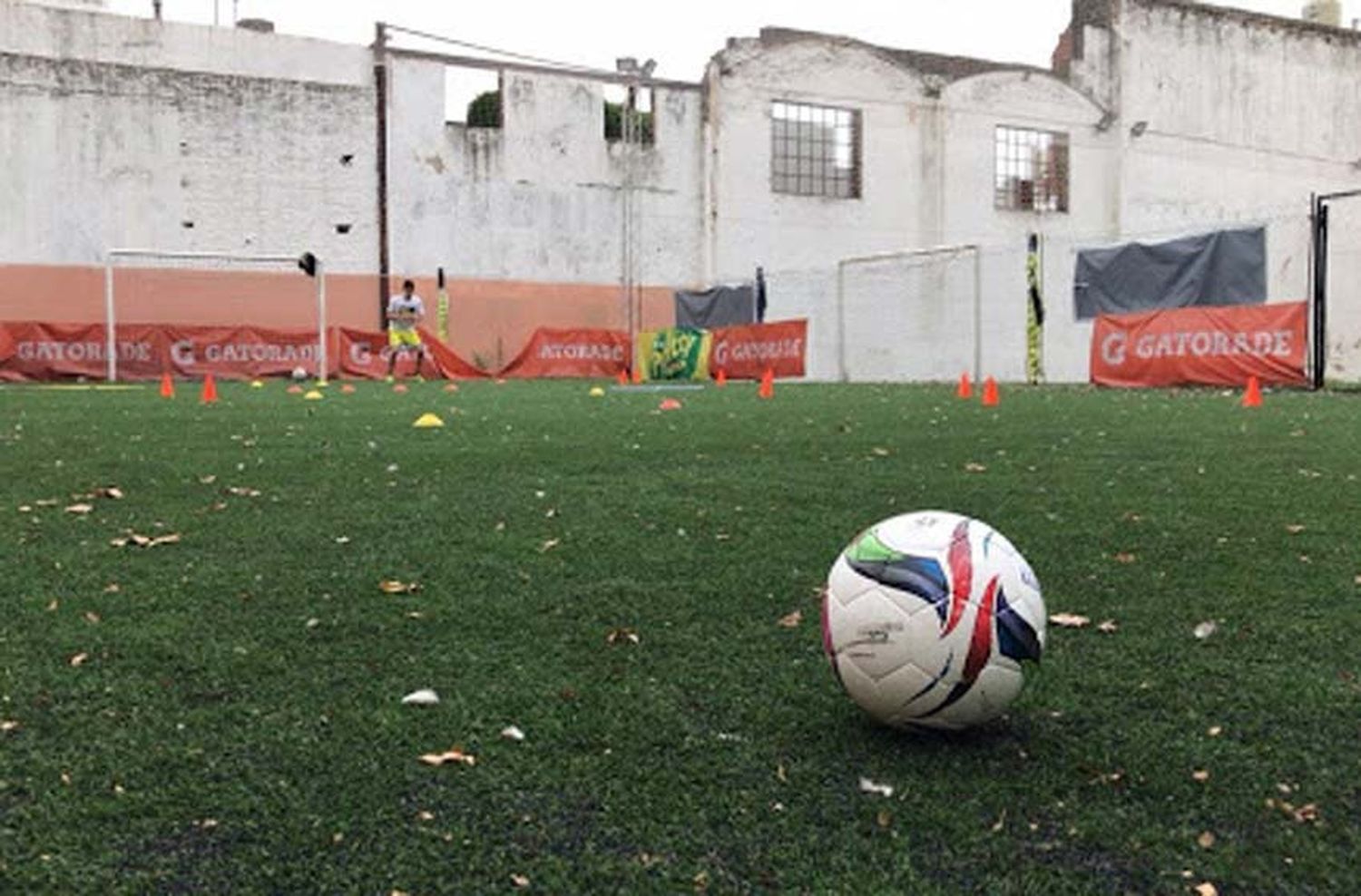 La provincia otorgará subsidios a canchas de fútbol 5, jardines maternales y salones de eventos