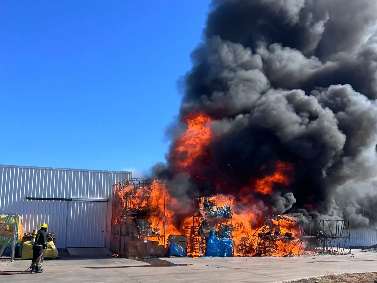 Voraz incendio en planta industrial de Corven. Crédito: Bomberos de Venado Tuerto.