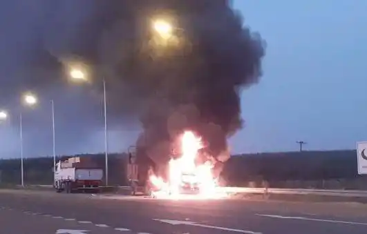 Un automóvil impactó contra el acoplado de un camión y se incendió en la autovía 14: hay un fallecido