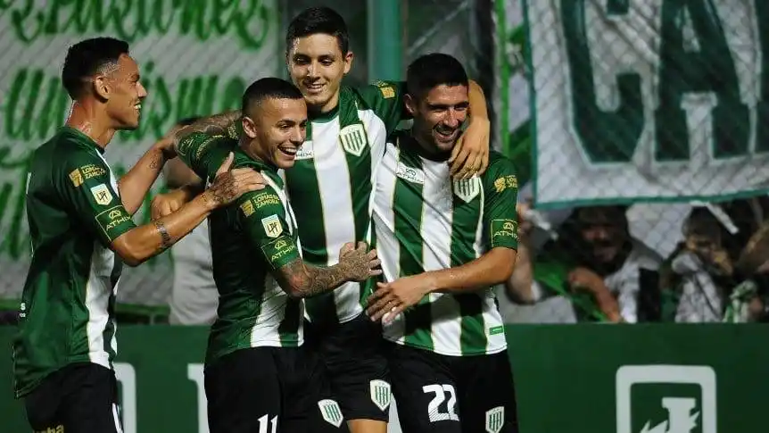 Banfield goleó a Gimnasia y logró su primer triunfo