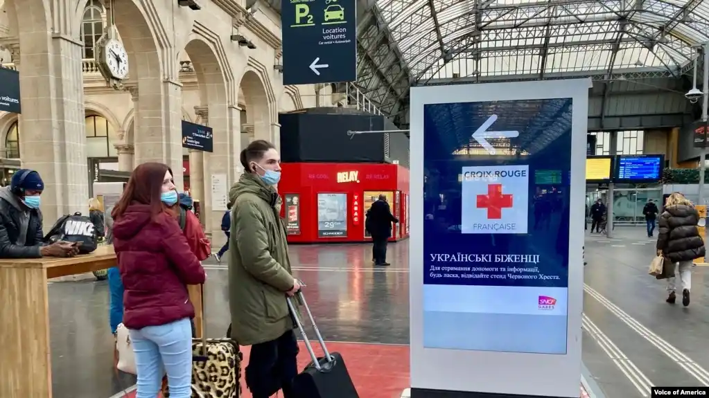 En estación de tren de París, los refugiados ucranianos reciben una cálida bienvenida