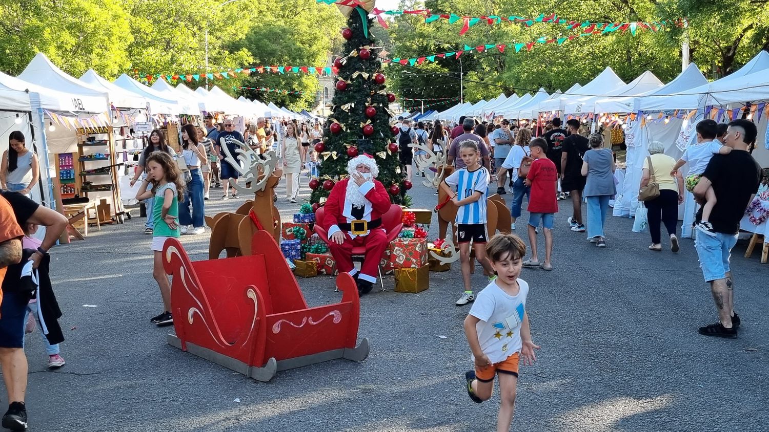 Con más de 150 feriantes, se desarrolló con éxito la tercera edición del Mercado Navideño
