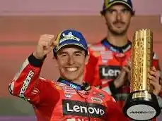 Marc Márquez celebra en el podio su triunfo en la carrera dominical de Qatar.Foto:MICHELIN