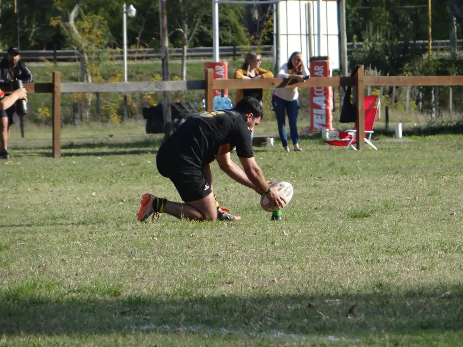 Carpinchos ganó y llegó a la punta y Central se prendió en la lucha