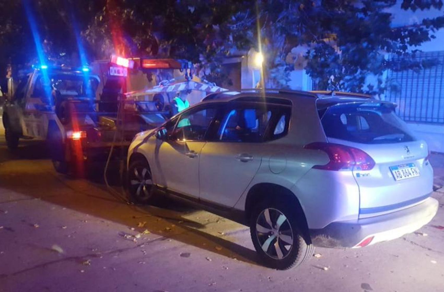 Conducía ebrio e impactó contra un auto que estaba estacionado