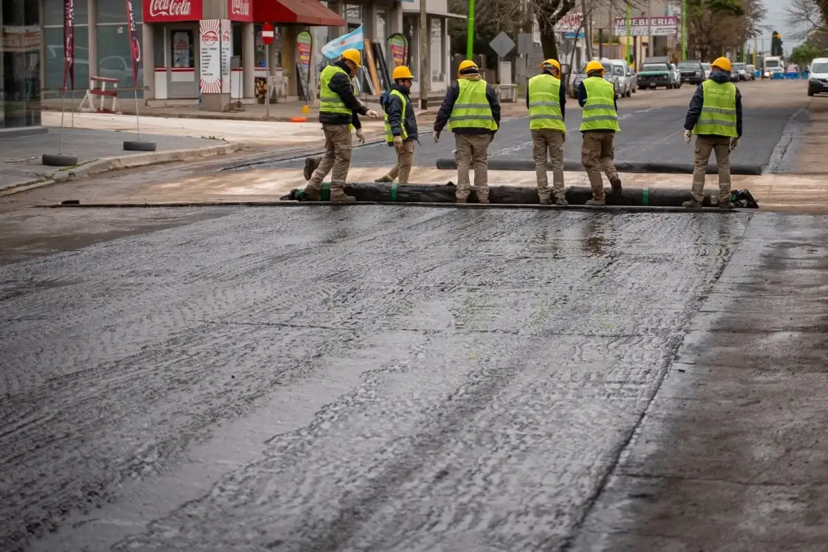 Comenzó el proceso de reasfaltado de la esquina de Primera Junta y Lestonnac