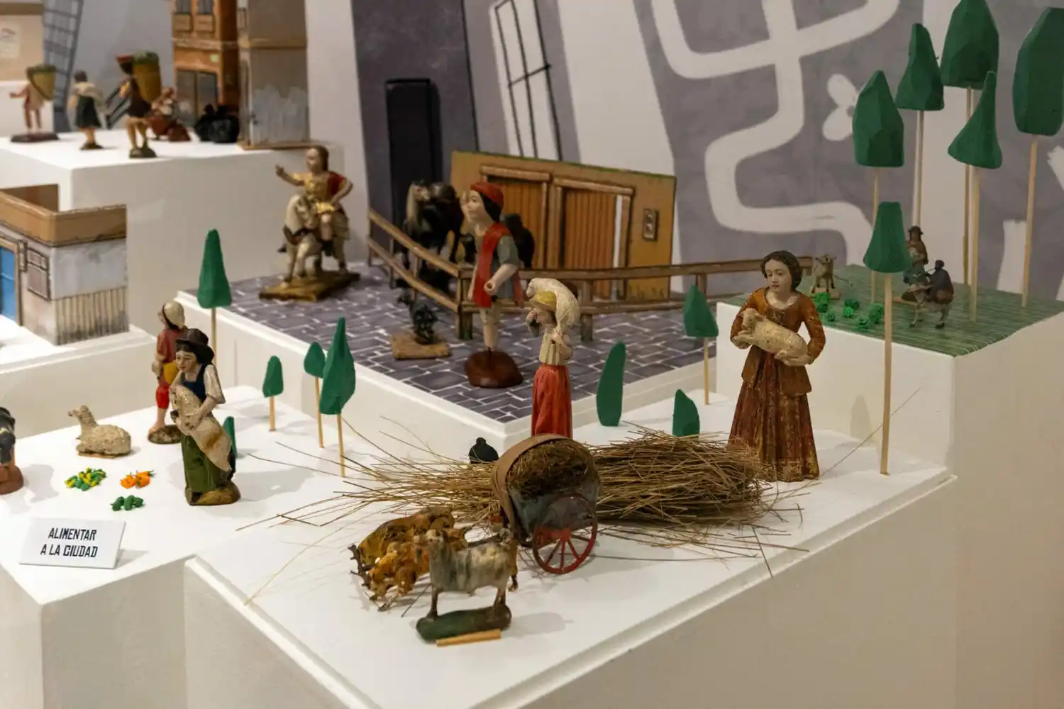 Los insólitos personajes de un pesebre antiguo en Ecuador