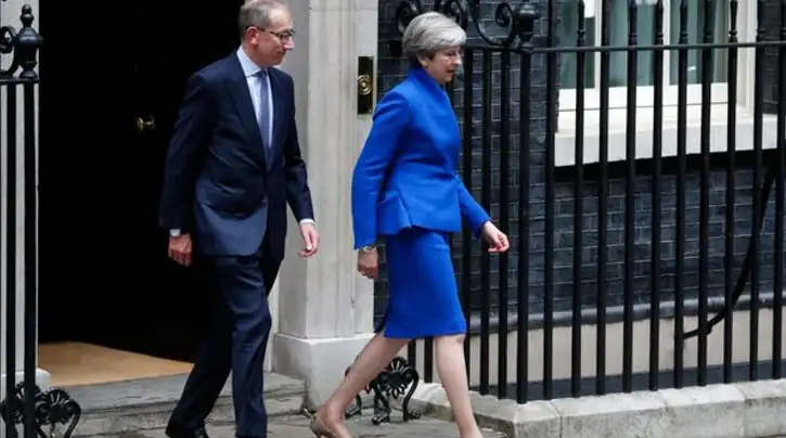 Theresa May no renuncia y se reúne con la reina