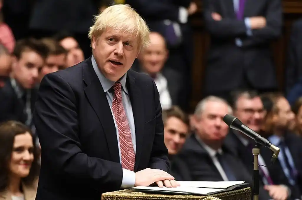 Johnson relaja más restricciones y anuncia inversión en salud