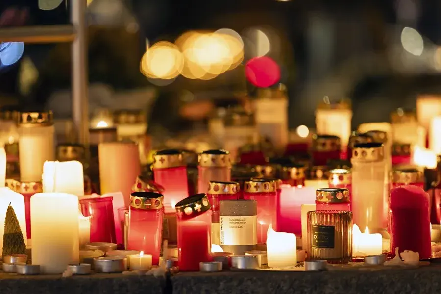 Velas encendidas en homenaje a las víctimas del incendio en el bar 'Le Constellation'. EFE
