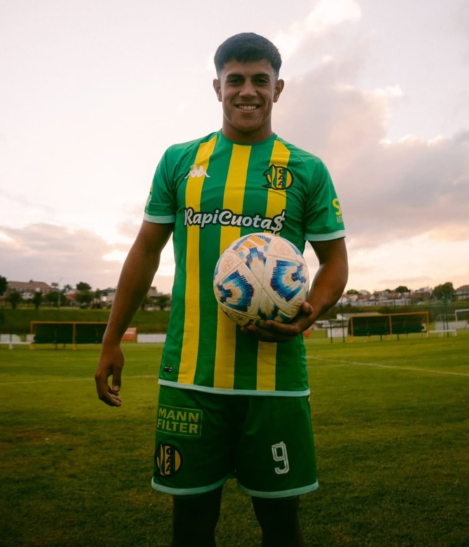 Lazarte hizo tres goles y descolla en Aldosivi