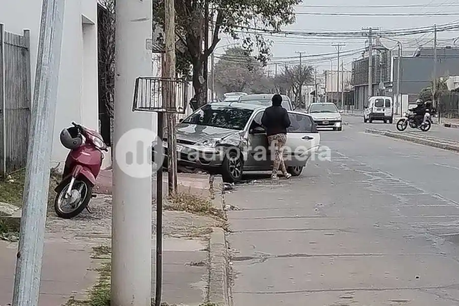 Perdió el control de su camioneta e impactó contra un auto estacionado