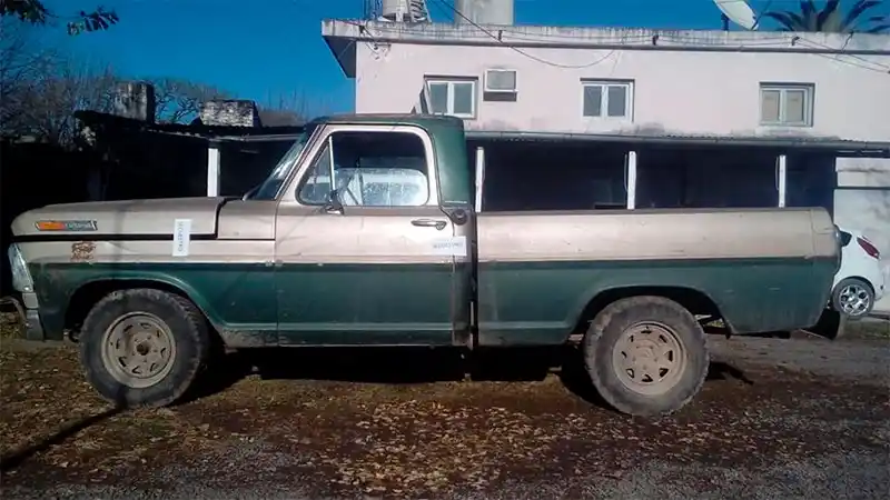 Chocó tres vehículos que estaban estacionados