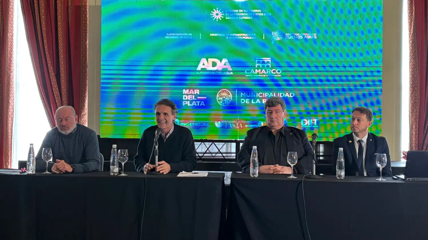 Conferencia de prensa del ministro de infraestructura bonaerense.