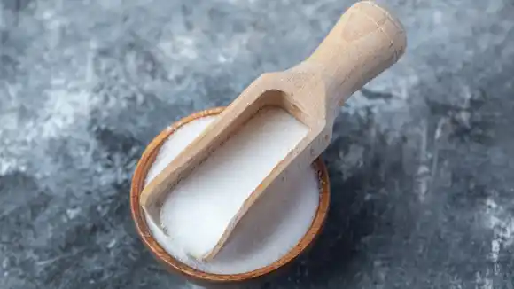 Sal, vinagre y agua tibia: el tridente que transforma tu casa sin lavarropas ni inodoro