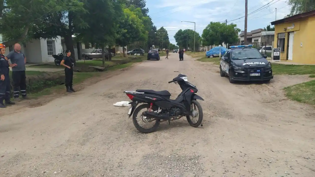 La moto en la que se trasladaban los menores de edad sufrió importantes daños.