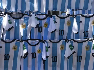 procesaron a un santafesino por vender camisetas truchas de la Selección