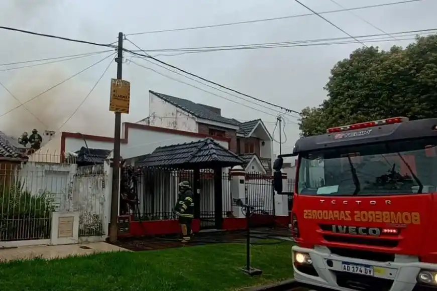 El núcleo del fuego se concentró en la planta alta del inmueble, donde se halló una mujer fallecida.