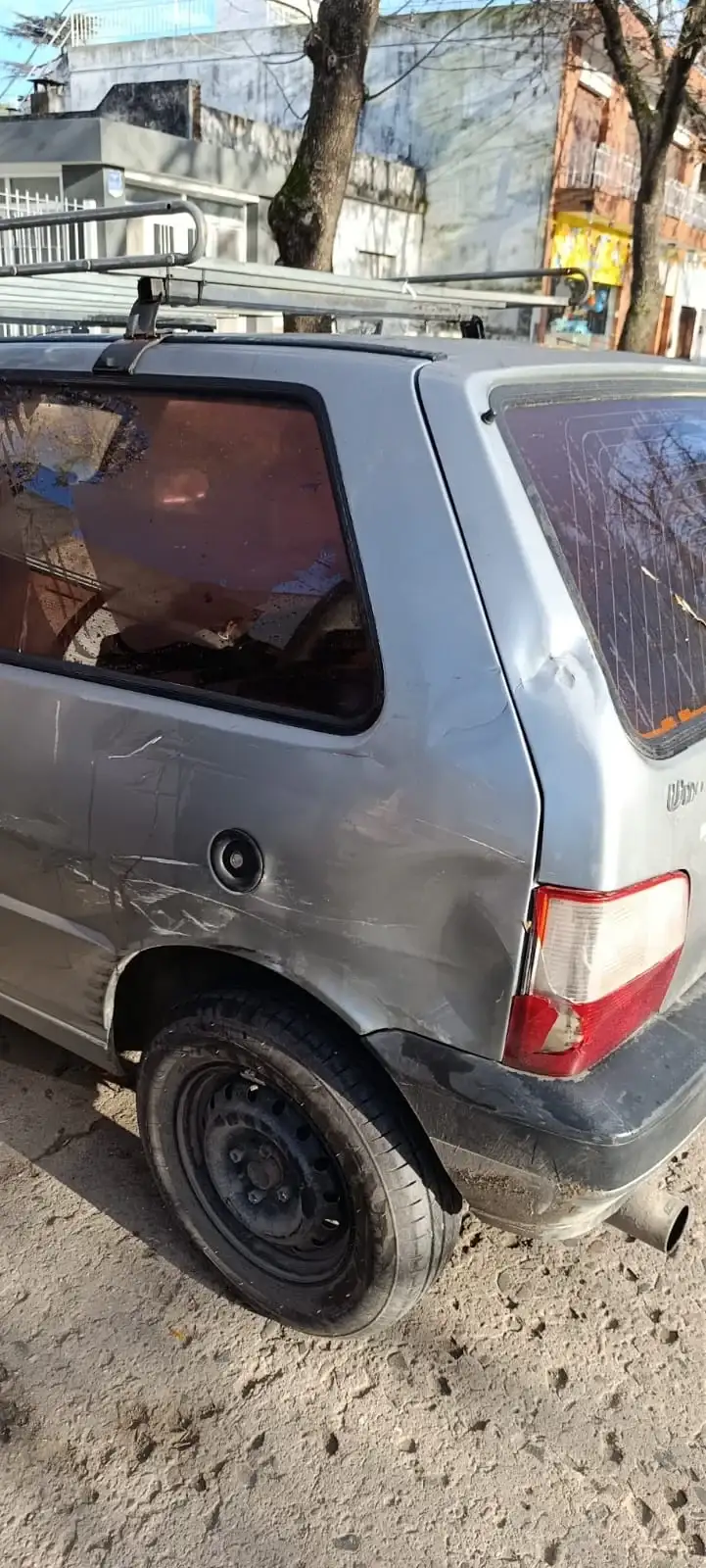 Las marcas del golpe de la moto contra el Fiat. Foto: BVVT