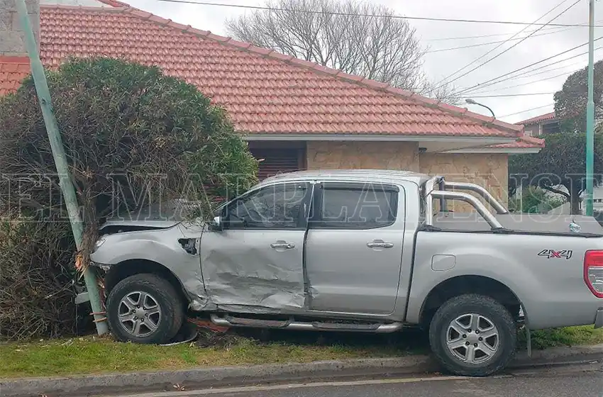 Una mañana accidentada en Mar del Plata: chocan camioneta y auto en Parque Luro