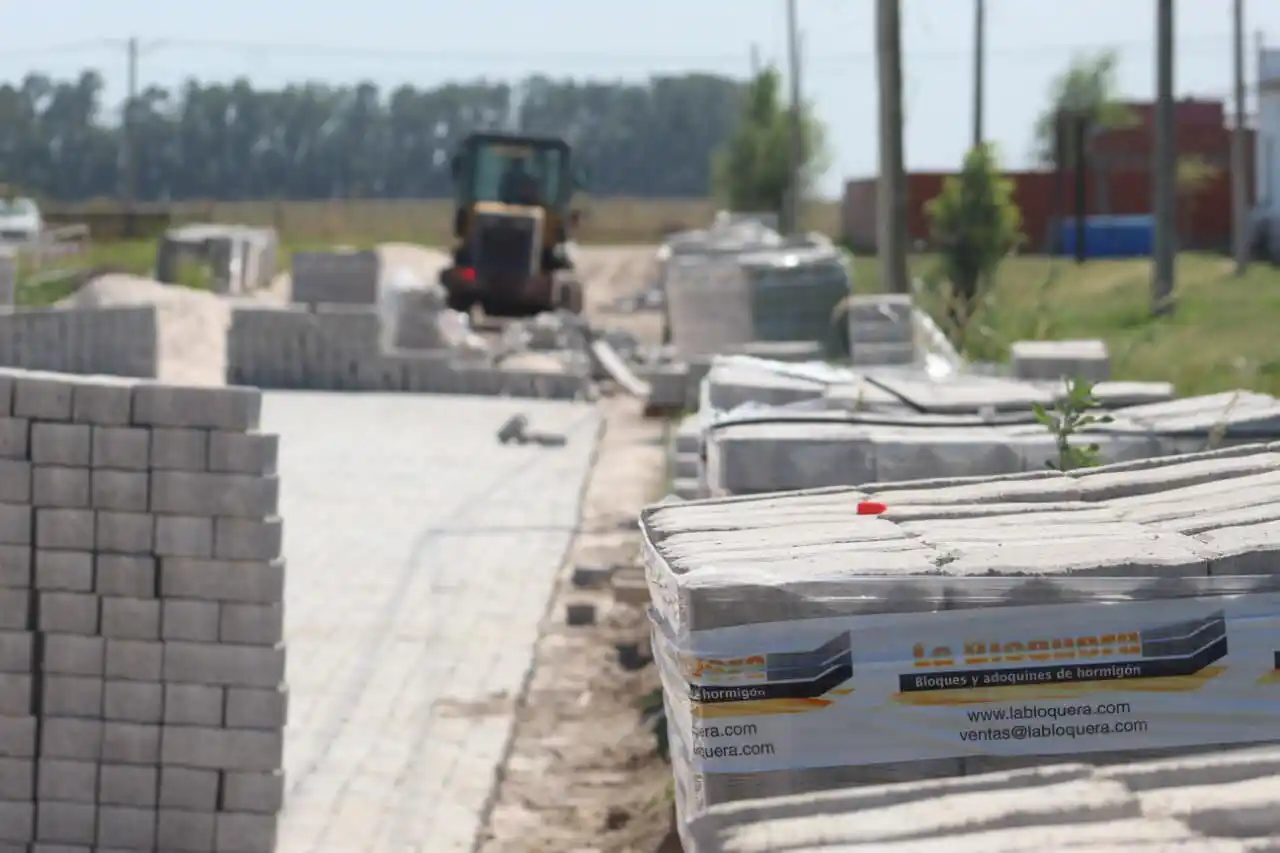 Avanzan los trabajos de adoquinado de calles en Pila con los bloques de intertrabado de La Bloquera