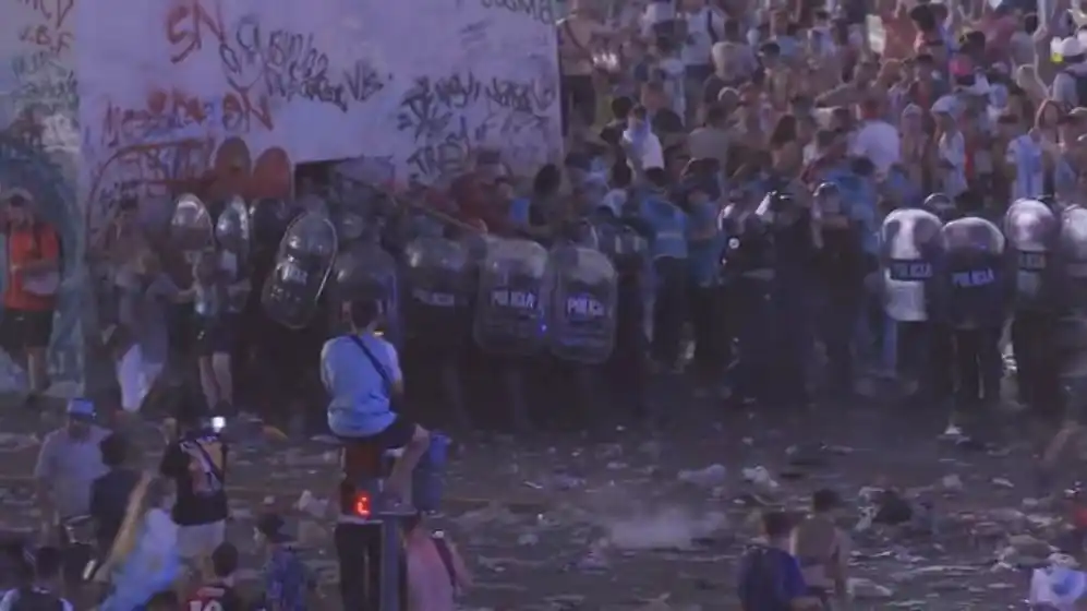 Se registraron graves incidentes en el Obelisco entre la Policía y un grupo de hinchas